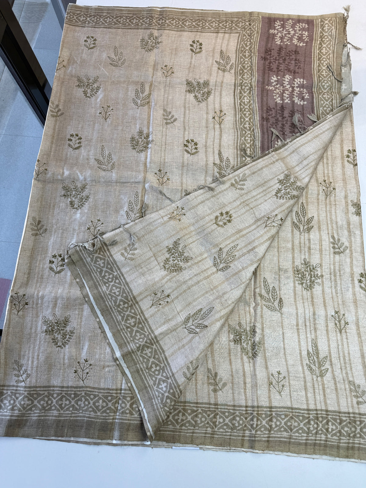 Soft seminTussar Saree/ D523