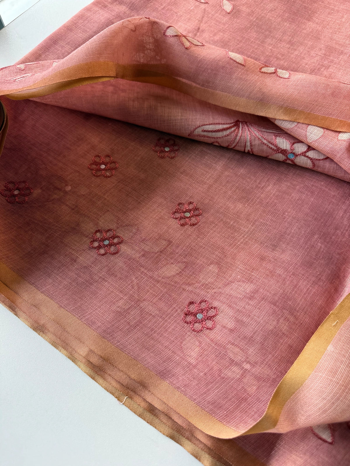 Tissue Linen Blend / 573B