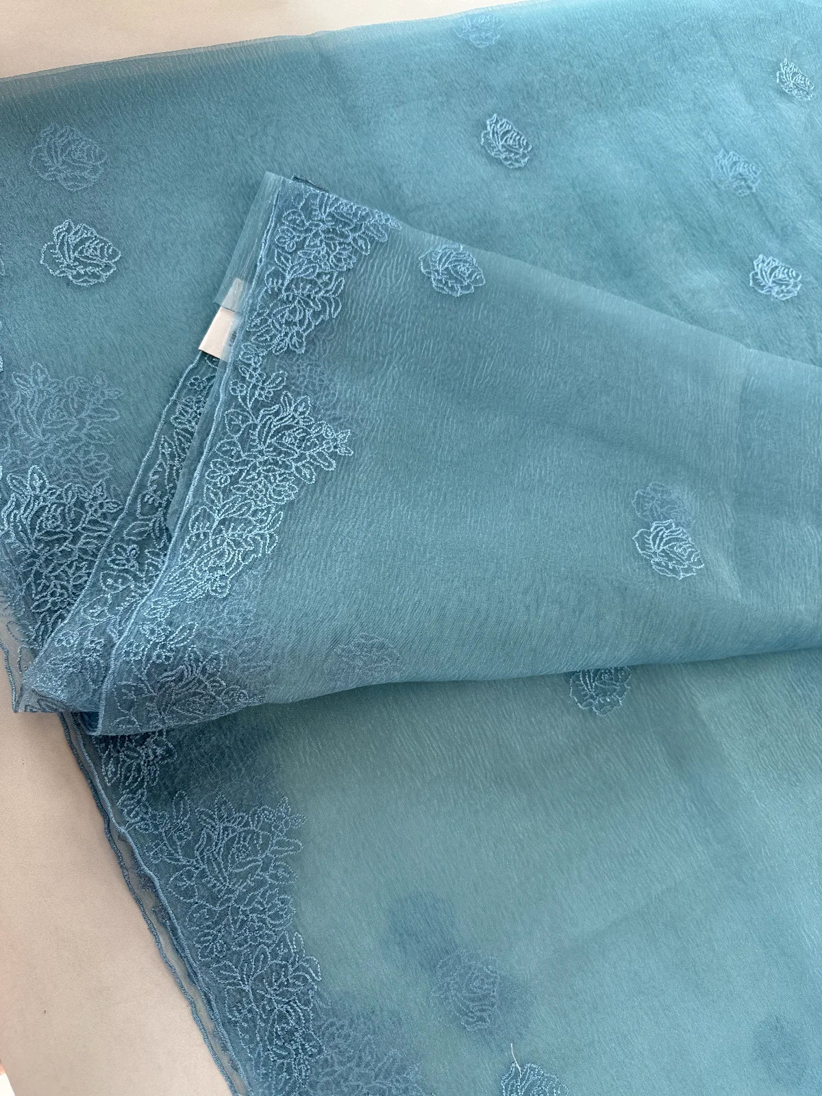 Crushed tissue with organza blend /CM051