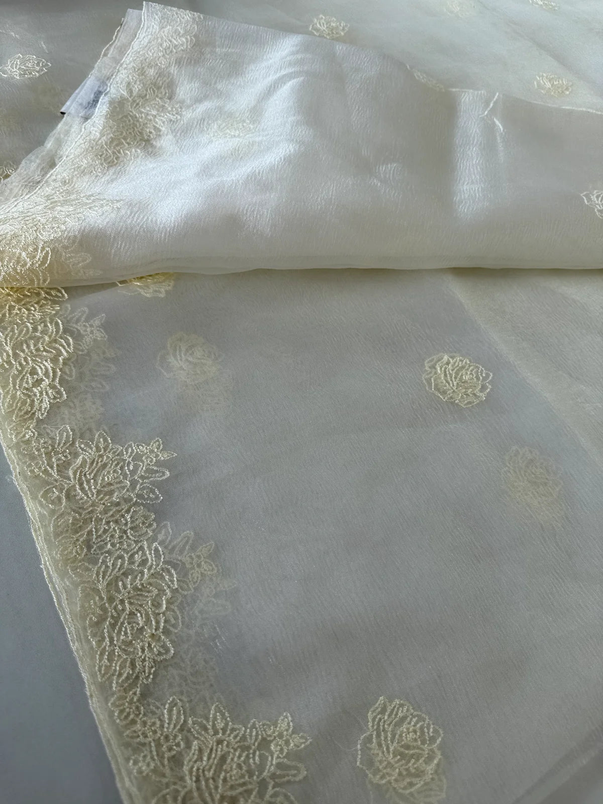 Crushed tissue blended Organza/CM051