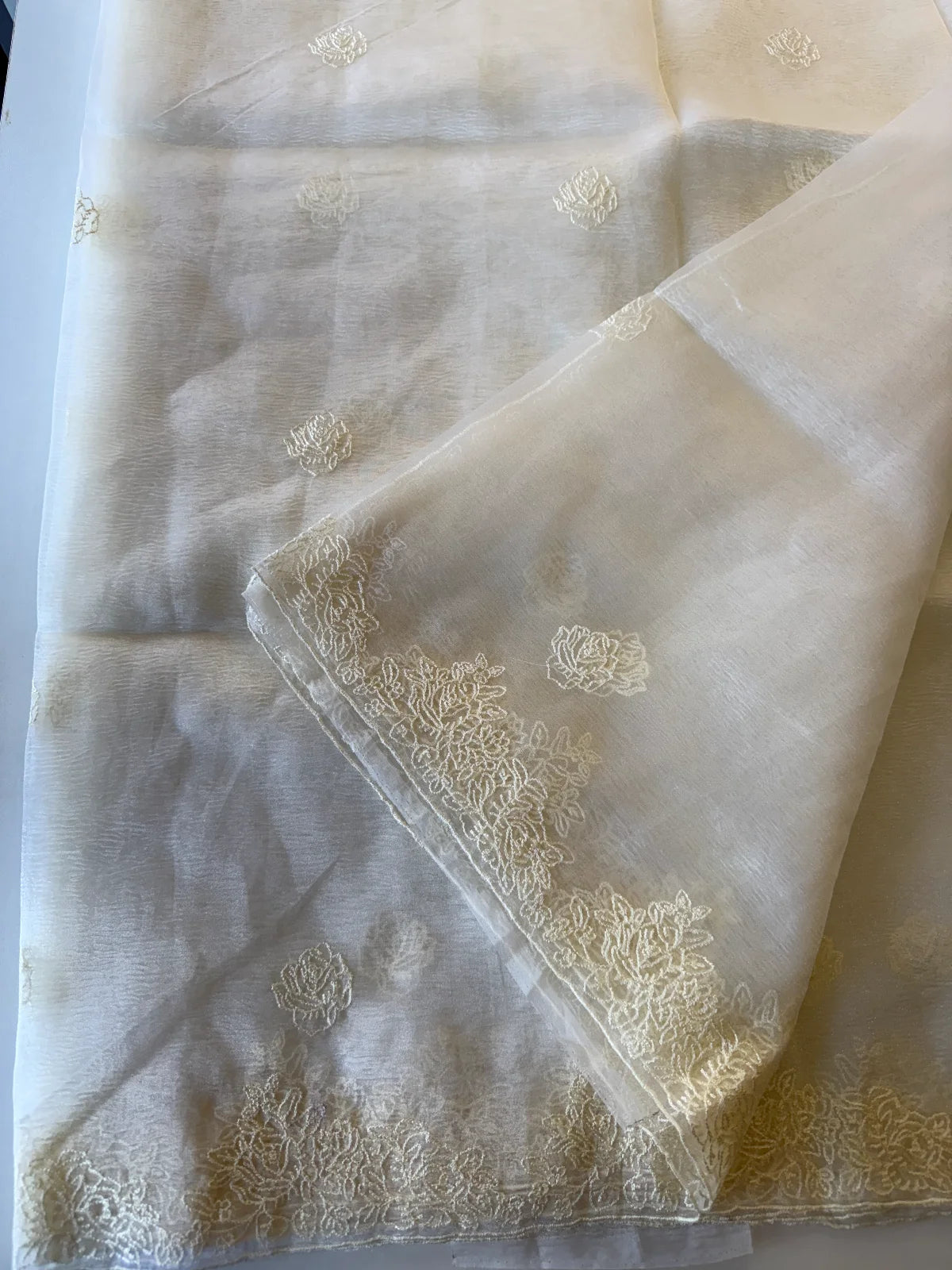 Crushed tissue with organza blend /CM051